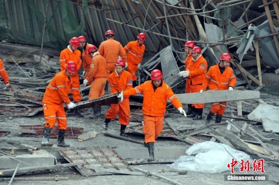 江西在建电厂倒塌现场：救援人员对钢筋进行切割作业