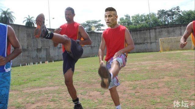 恶搞图：内马尔和布鲁诺在监狱队训练