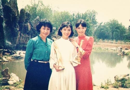62岁潘虹早就皈依佛门，一个年代的刘晓庆却还在卖“少女萌”