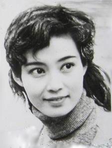 62岁潘虹早就皈依佛门，一个年代的刘晓庆却还在卖“少女萌”