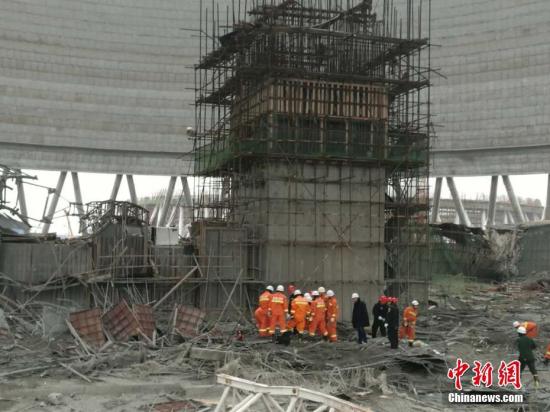 11月24日7点左右,江西省丰城市一电厂在建冷却塔施工平台发生倒塌,截至目前事故死亡人数已上升至40余人,救援人员已经赶到现场。刘占昆 摄