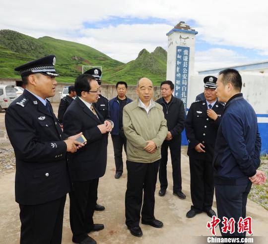 图为王正升（左三）在青海省囊谦县公安局白扎派出所调研 资料图片