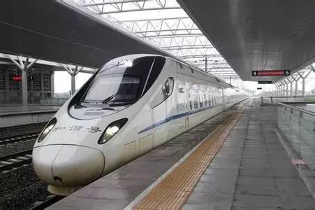 注意丨下雨天火车站台上撑伞会触电?真相来了