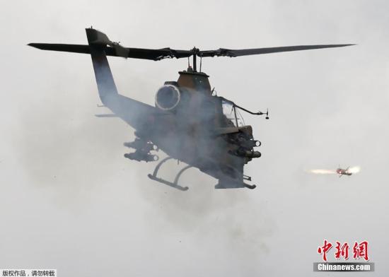 当地时间8月25日，日本自卫队在富士山附近的Higashifuji军事训练基地展开一年一度的军事演习。图为日本自卫队的AH-1S武装直升机进行实弹射击。