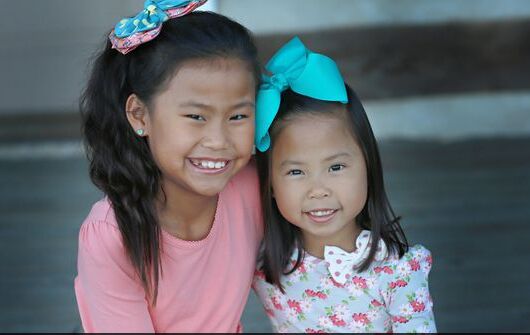 美一对邻居分别领养中国孩子后意外发现孩子是姐妹