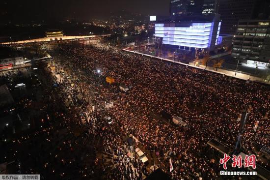 资料图：当地时间11月26日，韩国民众举行要求总统朴槿惠下台的第五轮集会。据悉，此次活动范围可延伸至首尔市清云孝子洞居民中心，这里距离青瓦台仅200米。