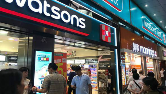 万宁在香港大本营如何赢了大自己100多岁的屈