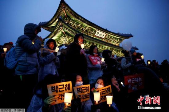 当地时间11月26日，韩国民众举行要求总统朴槿惠下台的第五轮集会。