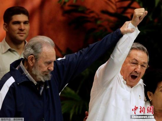  资料图：2011年4月19日，古巴首都哈瓦那，菲德尔·卡斯特罗（左）和劳尔·卡斯特罗出席古巴共产党六大闭幕式。