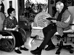 2012年1月，卡斯特罗在家中与刘玉琴大使亲切交谈。（刘玉琴供图）