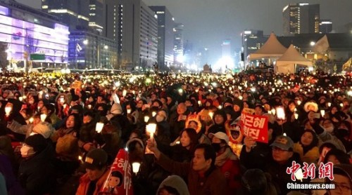 11月26日，韩国爆发“亲信干政”事件后第五轮大规模集会。首尔示威人群一度游行至距离青瓦台仅200米左右的街道，要求总统朴槿惠辞职对该事件负责