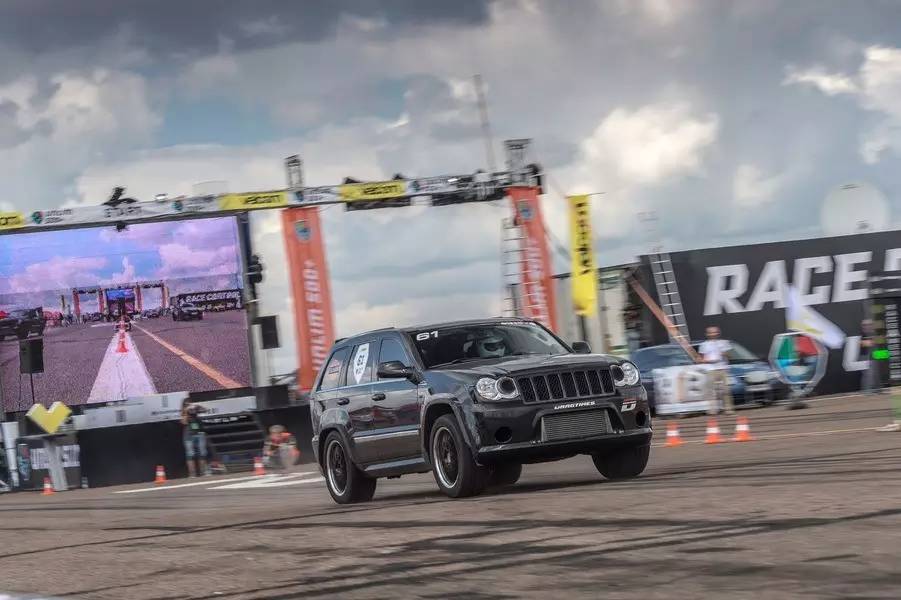 吉普大切诺基挑战各路跑车