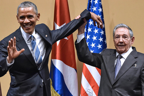 2016年3月21日，古巴哈瓦那，美国总统奥巴马与古巴总统劳尔·卡斯特罗握手，没想遭遇尴尬一幕：卡斯特罗没有和奥巴马握手，而是抓住奥巴马的胳膊举了起来。视觉中国