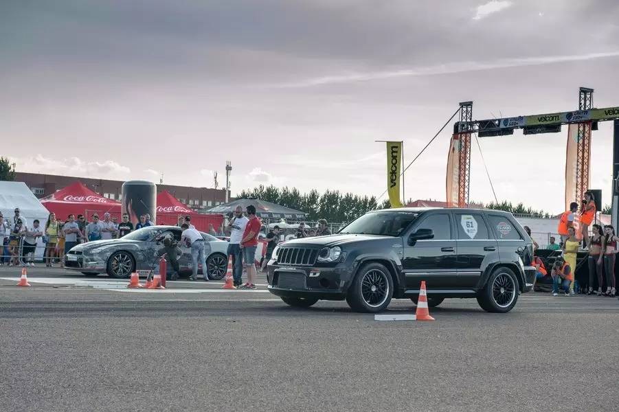 吉普大切诺基挑战各路跑车