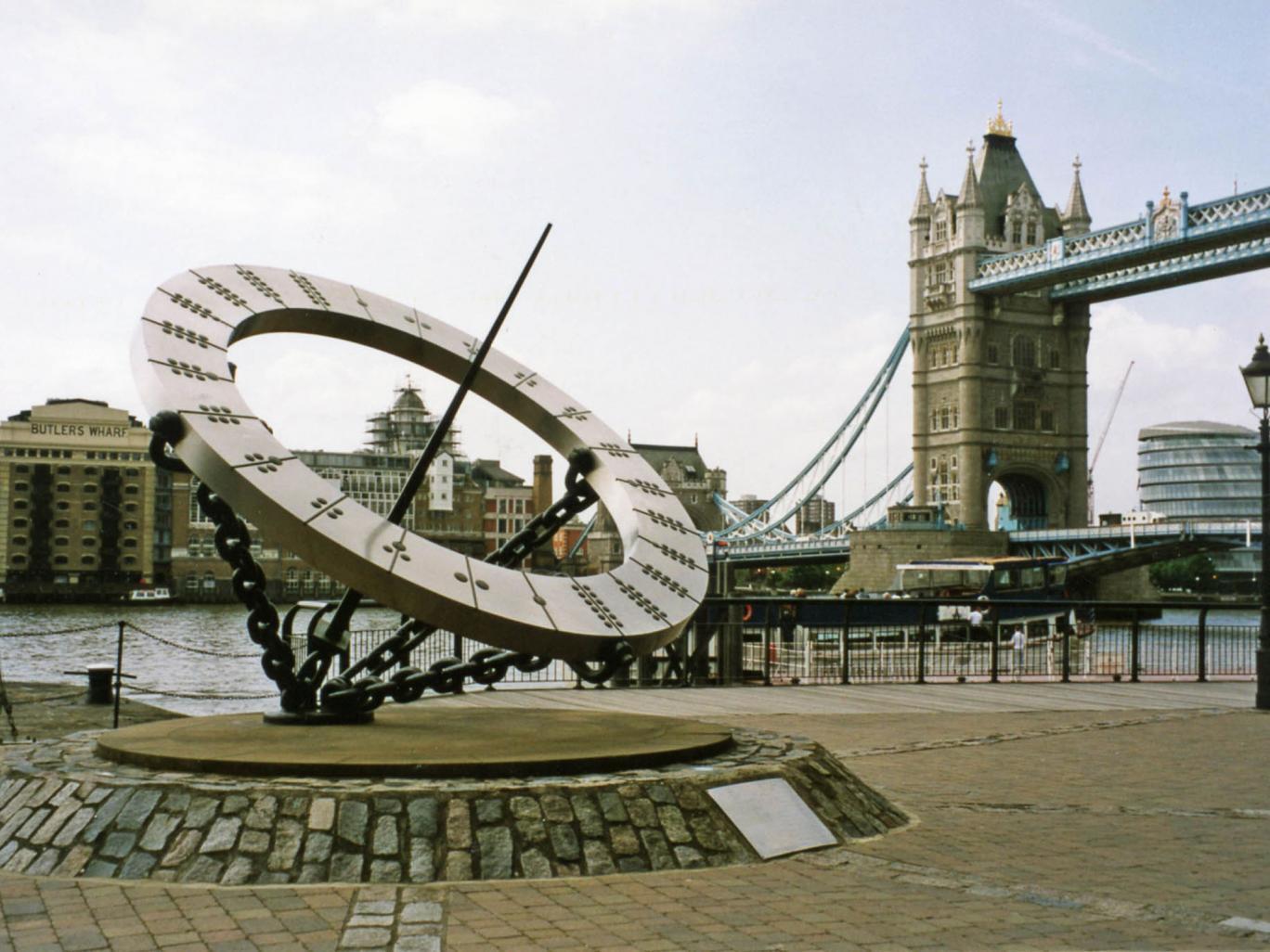 　坐落于伦敦塔桥旁的雕塑Timepiece。