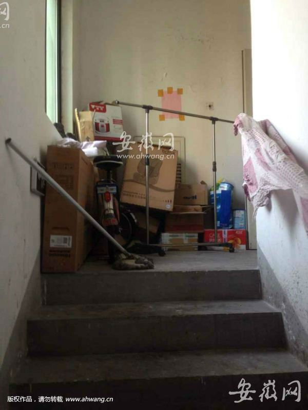 合肥安粮城市广场一住户楼道堆放杂物起火(图
