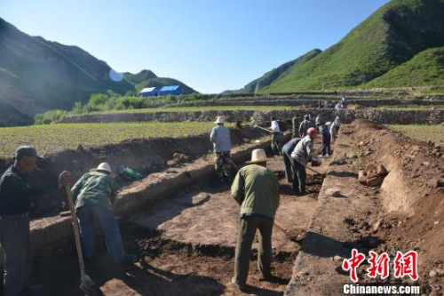 记者28日从北京市文物局、延庆区获悉，今年破获了一起发生在延庆区的金元时期文化遗址盗掘案。图为专家、工作人员对被盗遗址进行试掘。 曾鼐 摄