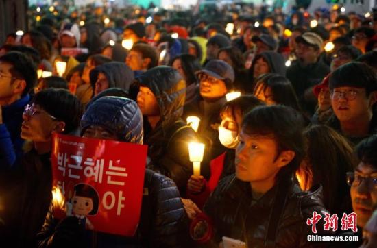 2016年11月26日,韩国爆发“亲信干政”工作后第五轮大范围聚首。首尔请愿人群一度游行至隔断青瓦台仅200米摆布的大街,请求总统朴槿惠辞离职务对该工作担负。中新社记者 吴旭 摄