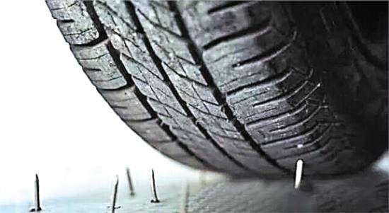 十几年前的一次怨结 男子戴假发扮女人扎轮胎