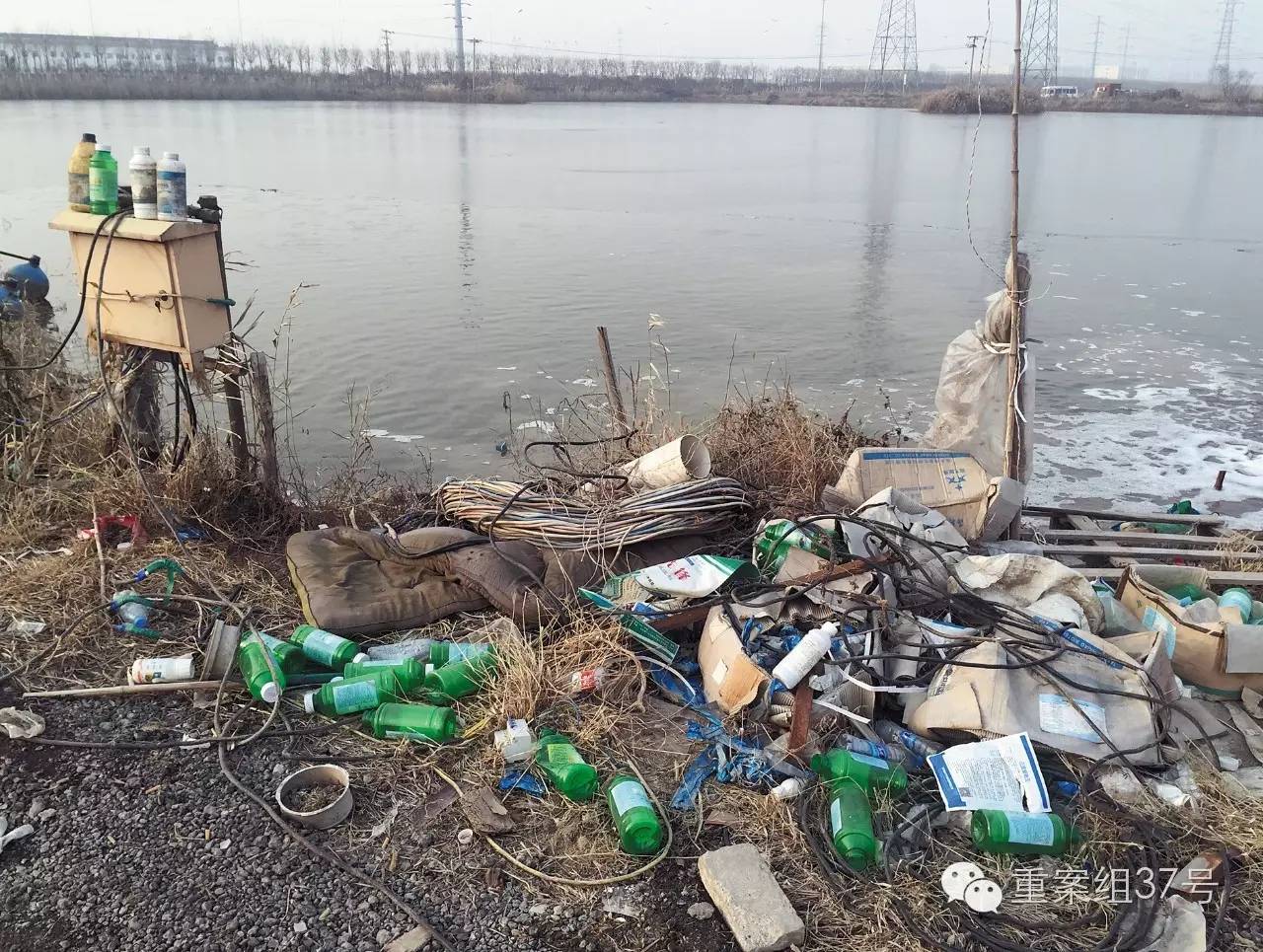 ▲11月26日，天津滨海新区一处鱼塘岸边遍布空药瓶等垃圾。    新京报记者 大路 摄