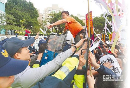 台当局“不当党产处理委员会”追查国民党产，国民党29日发动200名党工前往“党产会”办公大楼抗议，部分党工与警察短暂肢体冲突。（来源：“中央社”）