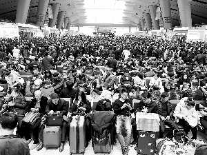 昨天上午，北京南站出发的多趟列车晚点或停运，约有2000名旅客滞留。北京晨报记者 王巍/摄