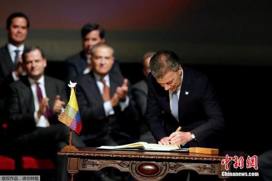 11月24日，在哥伦比亚首都波哥大，哥伦比亚总统桑托斯签署新的和平协议。