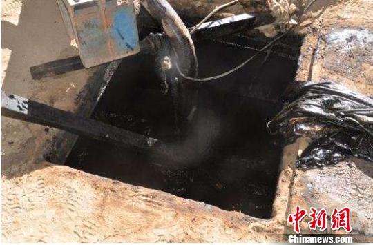 图为警方查获的原油 仓烜@ 摄