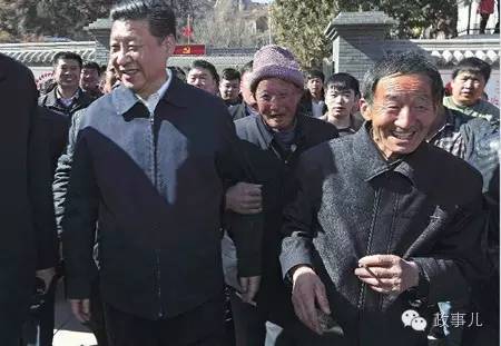 图:2015年,习近平与梁家河乡亲