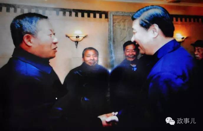 图:2009年,延安,习近平与王宪平握手