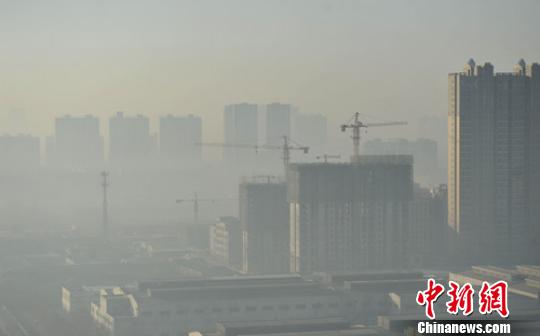 12月1日，河北石家庄一处在建楼盘被“霾”住。 翟羽佳 摄