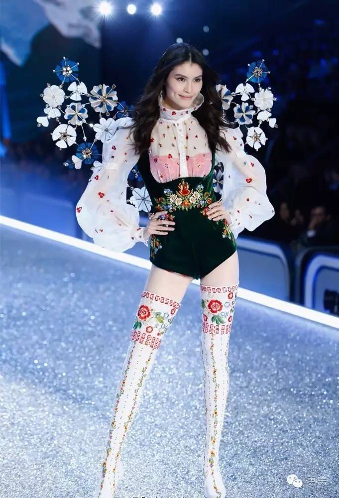 野山鸡花棉袄,哈哈哈这届维密超模就差来段广