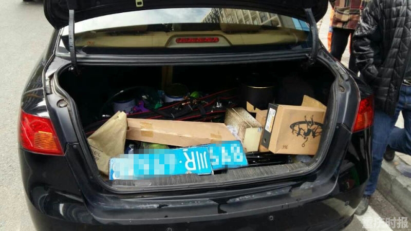 私拆机动车号牌藏尾箱 被记12分罚款200