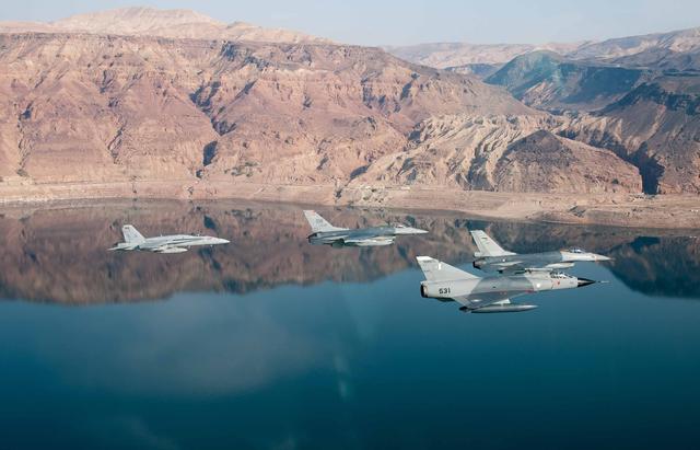 歼-10C主要作战对手有2款之多,型号相加竟然是