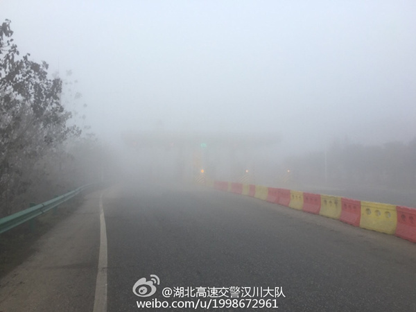 湖北武汉等地遭强浓雾 多条高速公路封闭|武汉