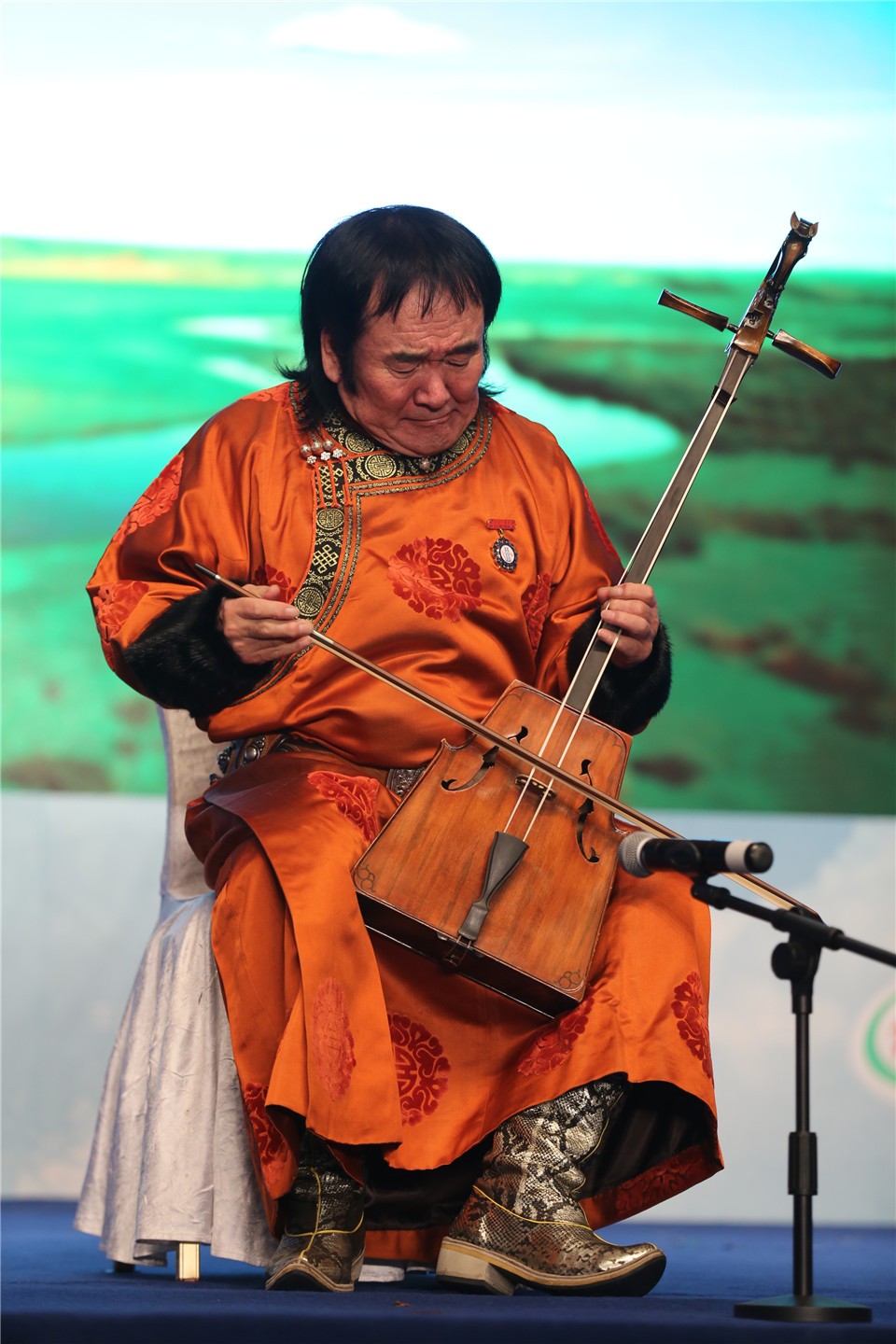 第一财经年度峰会聚焦中国企业进入无人区