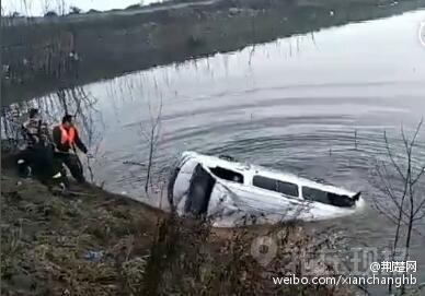 湖北鄂州开往武汉客车冲入积水区 事故或致17