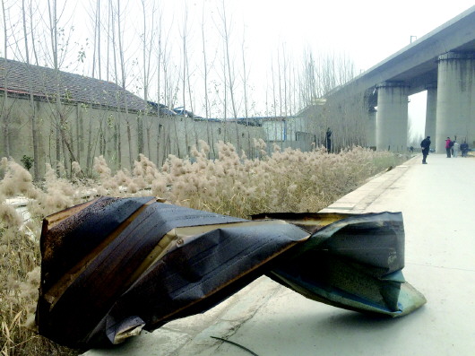 工厂车间爆炸,碎片飞过铁路桥