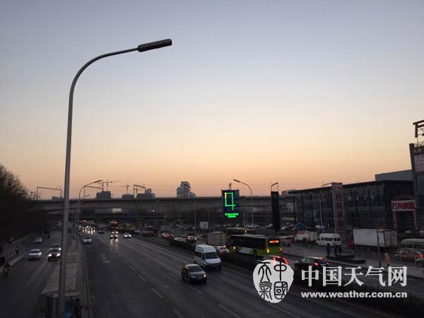 今晨7时左右,丰台区玉泉营附近能见度仍较好。关禺 摄