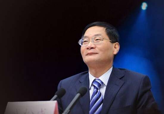 盛松成:贬值预期导致汇率超调,当务之急是稳预