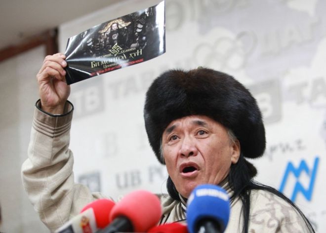 蒙古歌手阿玛日满达•苏赫巴特尔的父亲称，自己的儿子被殴打致昏迷。