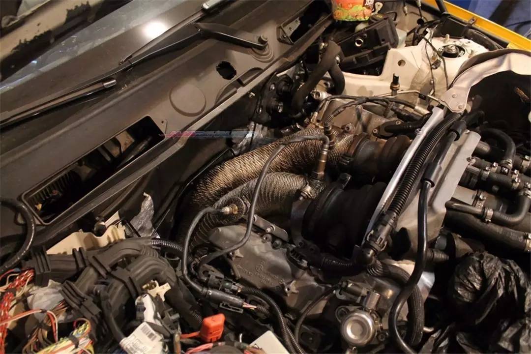 宝马1系移植V8双涡轮发动机