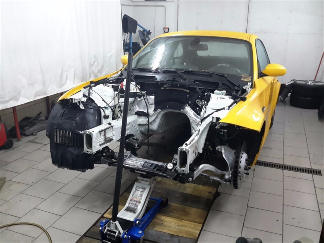 宝马1系移植V8双涡轮发动机