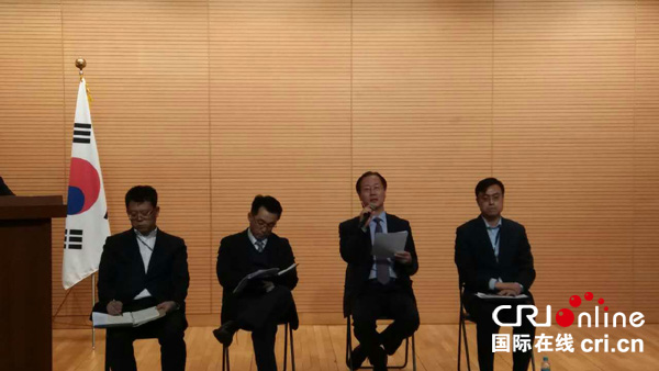 韩国驻华使馆公使朴俊勇（左三）在恳谈会上回答记者提问。摄影：杨欢