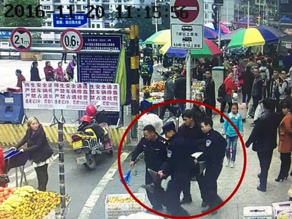 天冷人心暖 老人中风躺街上巡逻队员抱去医院