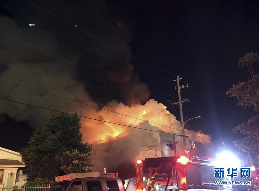 美国加州奥克兰市火灾致至少9人丧生(组图)