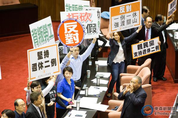 国民党团力阻“一例一休”通过。(图片来源：台湾“东森新闻云”)