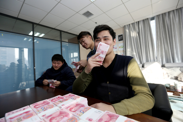 河南5名大学生推广汉服获百万投资 数钱数到手