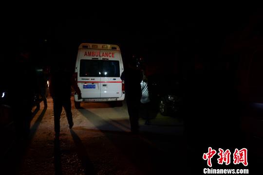 记者在现场看到一辆载有被救者的救护车从现场离开。 邱江波 摄