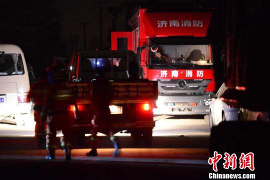 山东消防人员正火速进入救援现场。 邱江波 摄